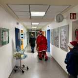 Spektakulärer Einsatz im EVK: Nikolaus seilt sich an Hauswänden der Kinderklinik ab